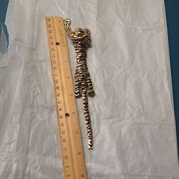 Over the Shoulder Articulated 1980 Gold/Black Panther Brooch with Green Eyes - Picture 7 of 11